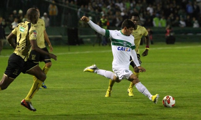 Jânio, mais uma vez, foi o único atacante no time titular do Coxa | 
