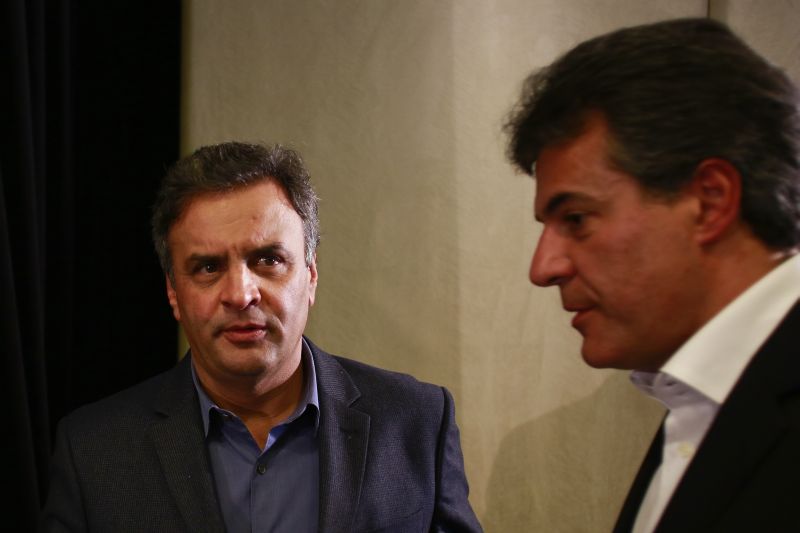 O presidente nacional do PSDB e senador por MG, Aécio Neves, criticou o Bolsa-Família nesta sexta-feira (27) ao lado do governador do Paraná, Beto Richa | Marcelo Andrade / Agência de Notícias Gazeta do Povo
