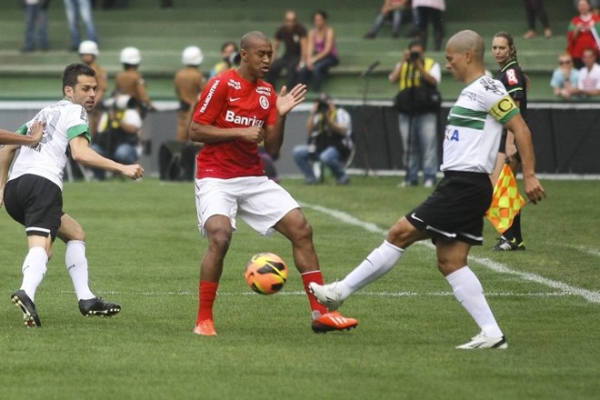 Coritiba contou com a volta de Alex no duelo com o Inter |