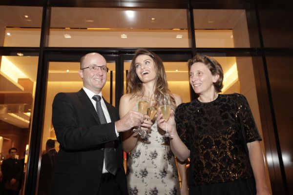 A top model curitibana Isabeli Fontana (ao centro) foi a grande estrela do coquetel de abertura da loja da Louis Vuitton, ontem à noite, no Pátio Batel. A bela circulou pelo badaladíssimo evento, posou para fotos e deu atenção a todos. Ela foi recebida pela presidente e CEO da Louis Vuitton Américas, Valerie Chapoulaud-Floquet (à dir.), e pelo diretor da marca para Brasil, Chile e Uruguai, Marc Sjostedt. A loja da grife francesa esteve movimentada durante todo o dia, desde a manhã, quando foi apresentada à imprensa, depois à tarde, com um workshop sobre o Universo Louis Vuitton e finalizando com o coquetel | Julio Cesar de Souza