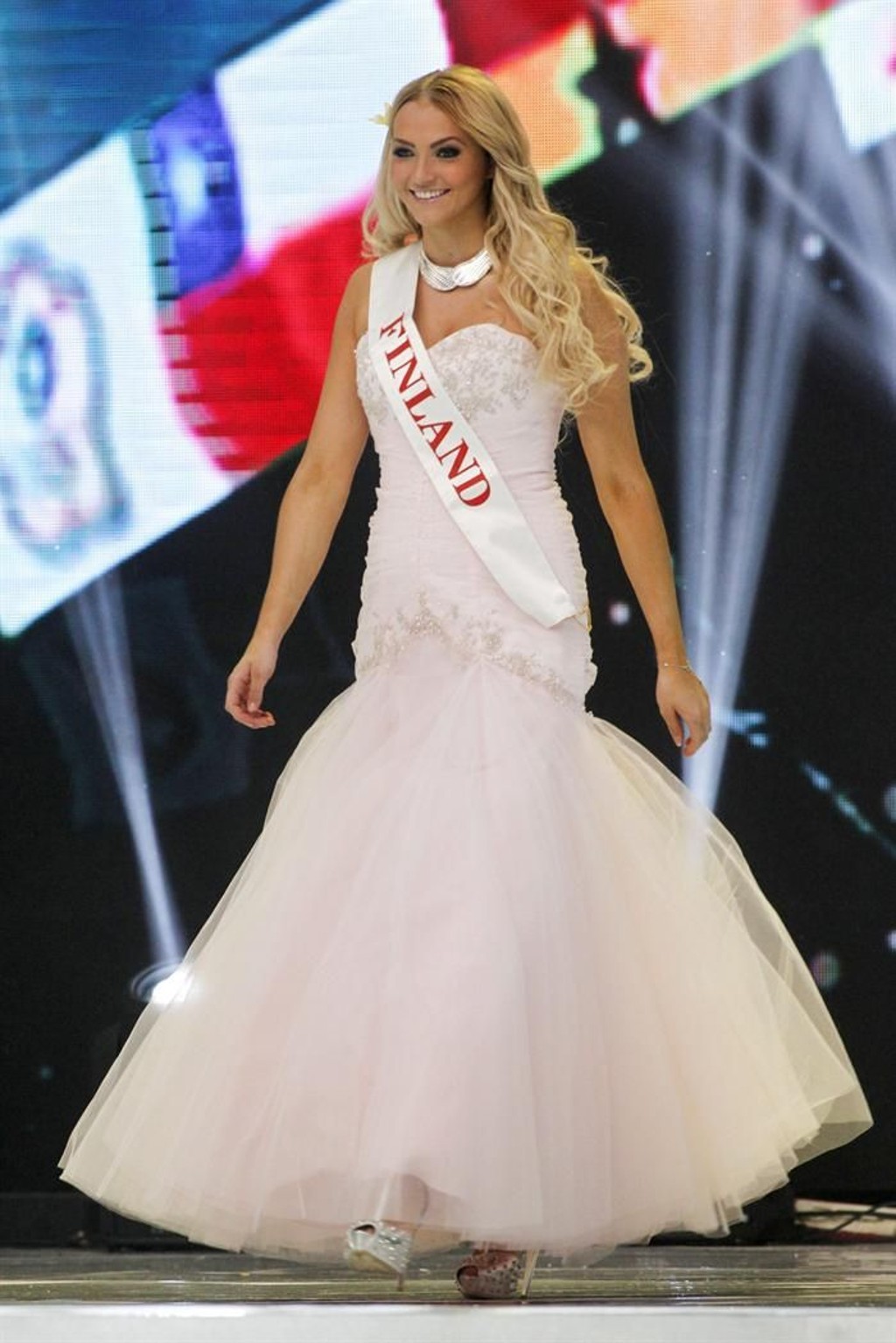 Foto da Miss Finlândia Maija Kerisalmi, durante apresentação do traje de gala