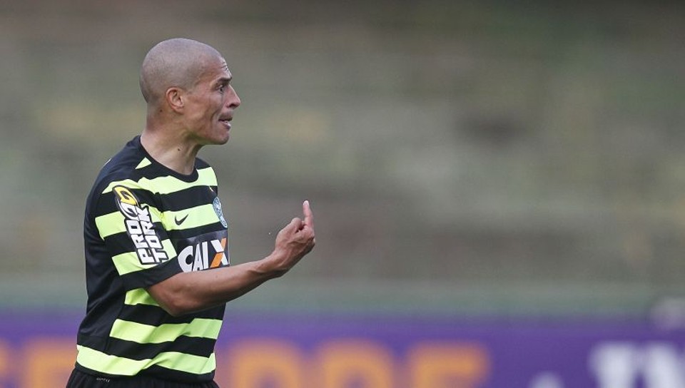 Alex passando orientações durante a vitória do Coritiba sobre o São Paulo | Jonathan Campos / Gazeta do Povo