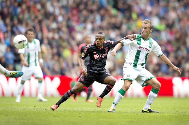 Thulani Serero (à esquerda), do Ajax duela com Maikel Kieftenbeld, do FC Groningen | EFE/EPA/OLAF KRAAK