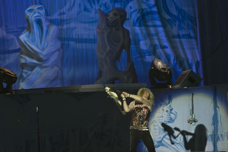 A postura metal do Iron no palco deixou a plateia ainda mais animada |