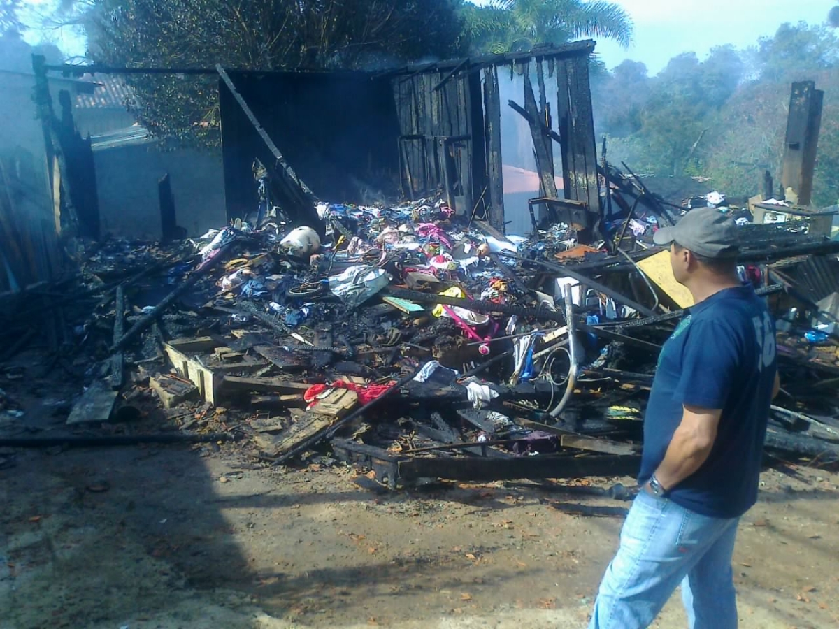 Casa atingida pelo incêndio ficou completamente destruída | Aniele Nascimento/Agência de Notícias Gazeta do Povo