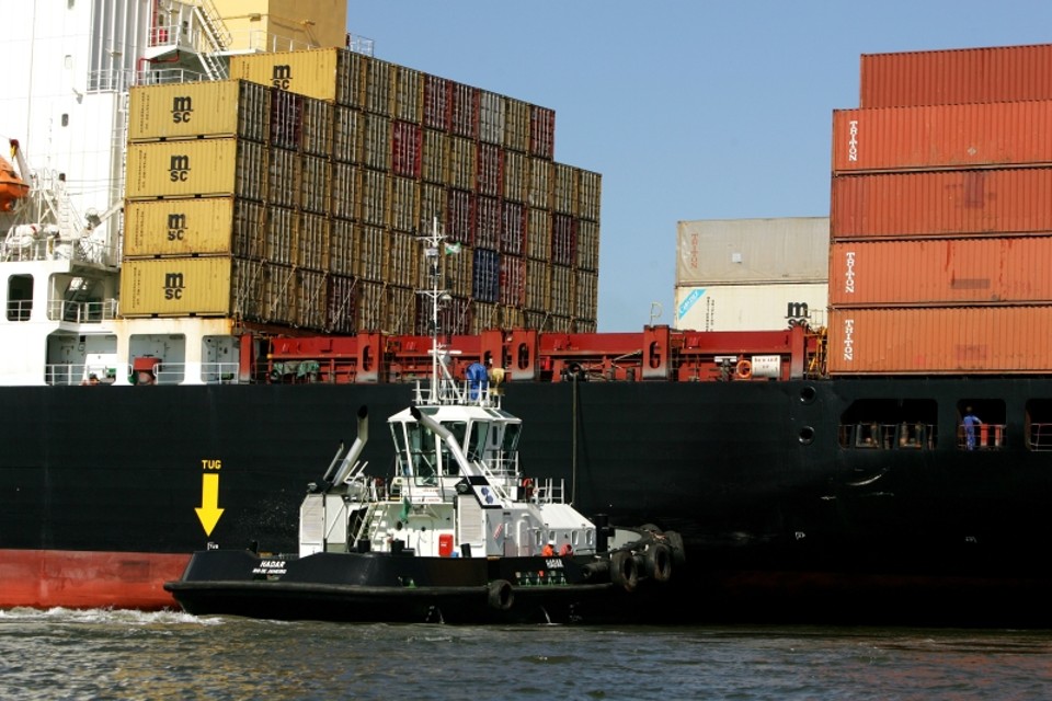 Prático em ação, pilotando rebocador em Paranaguá: profissional responsável por manobrar navios e outras embarcações na entrada e saída de portos e terminais | Aniele Nascimento/ Gazeta do Povo