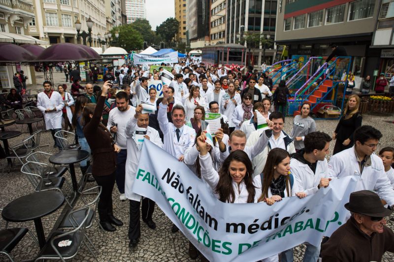 Os médicos foram às ruas contra a importação de profissionais | Brunno Covello/ Gazeta do Povo