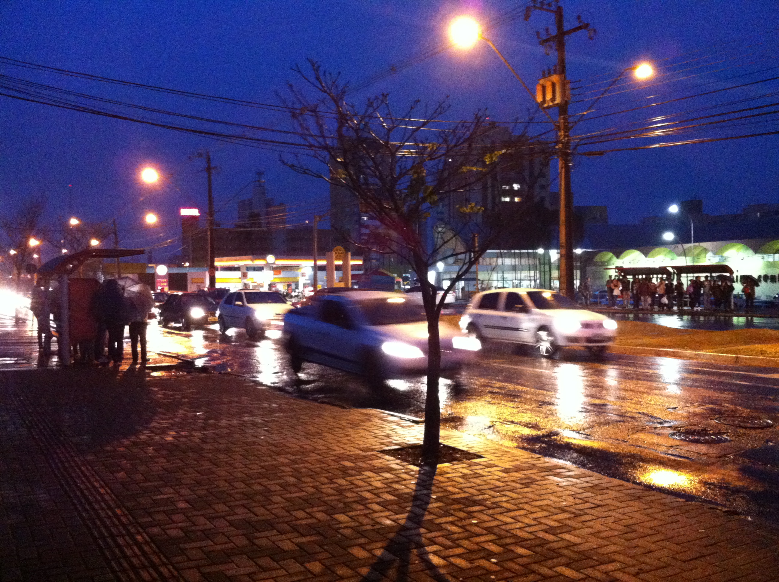 Chuva fraca chegou por volta das 18 horas na zona oeste de Londrina | Amanda de Santa/JL