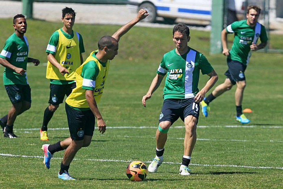 Keirrison na marcação de Gil no treino desta terça: atacante está confirmado entre os titulares do Coxa | Antonio More / Gazeta do Povo