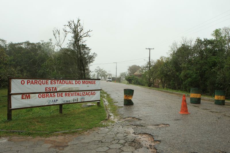 Cones e faixas indicam obras, mas empreiteira não vinha fazendo as melhorias | Ivonaldo Alexandre/ Gazeta do Povo