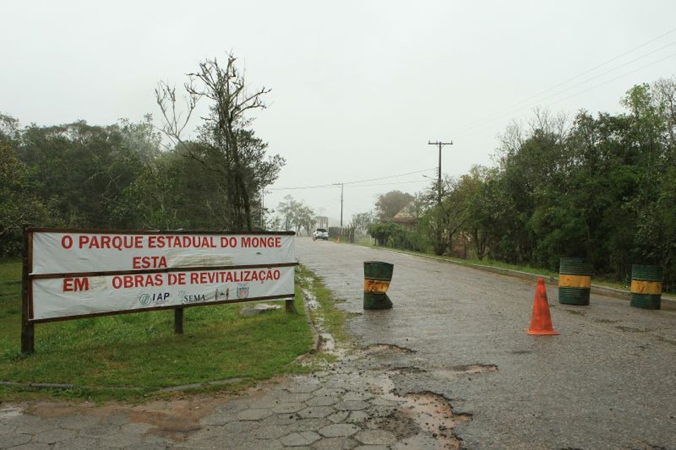 Cones e faixas indicam obras, mas empreiteira não vinha fazendo as melhorias | Ivonaldo Alexandre/ Gazeta do Povo