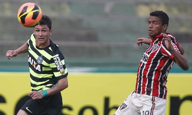 Vinícius, que jogou improvisado na lateral direita alviverde, é observado pelo são-paulino Lucas Evangelista |