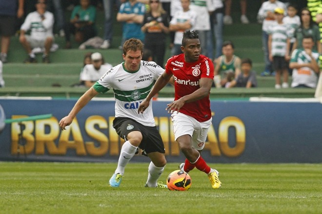 O volante Willian, do Coritiba, cerca Williams, do Internacional |