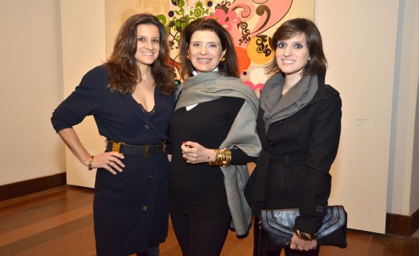 Na Saison:Stars do mundo elegante nacional, as cariocas Fernanda Basto, ao centro, com as filhas, Gigi e Costança, iluminaram o Paço Imperial, no Rio, na mostra da mais valorizada artista plástica brasileira, Beatriz Milhazes | Reprodução: Leo Marinho
