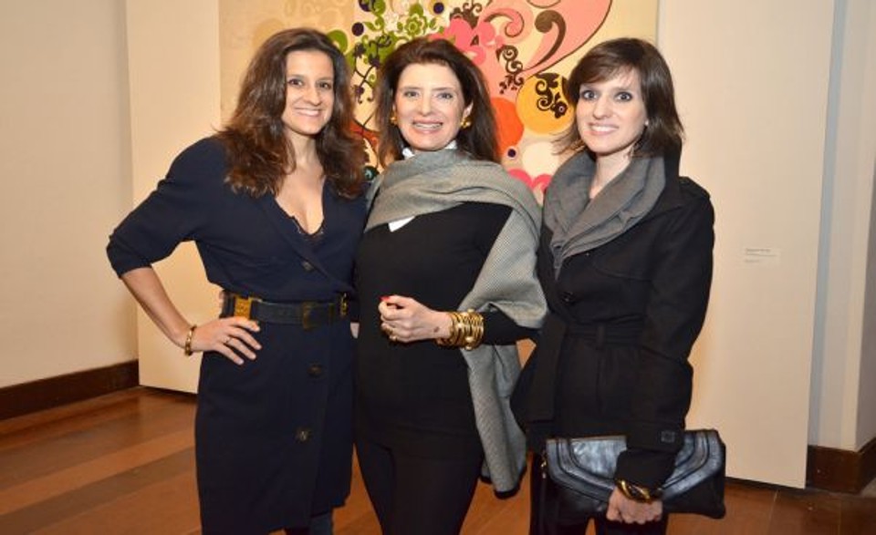 Na Saison:Stars do mundo elegante nacional, as cariocas Fernanda Basto, ao centro, com as filhas,  Gigi e Costança, iluminaram o Paço Imperial, no Rio, na mostra da mais valorizada artista plástica brasileira, Beatriz Milhazes | Reprodução: Leo Marinho