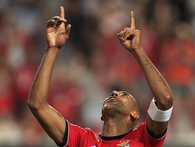Zagueiro brasileiro Luisão comemora gol na vitória por 2 a 0 do Benfica sobre o Anderlecht | 