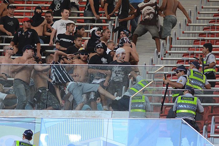 Sem separação, torcidas do Vasco e Corinthians brigaram no Estádio Mané Garrincha | Carlos Costa / Folhapress