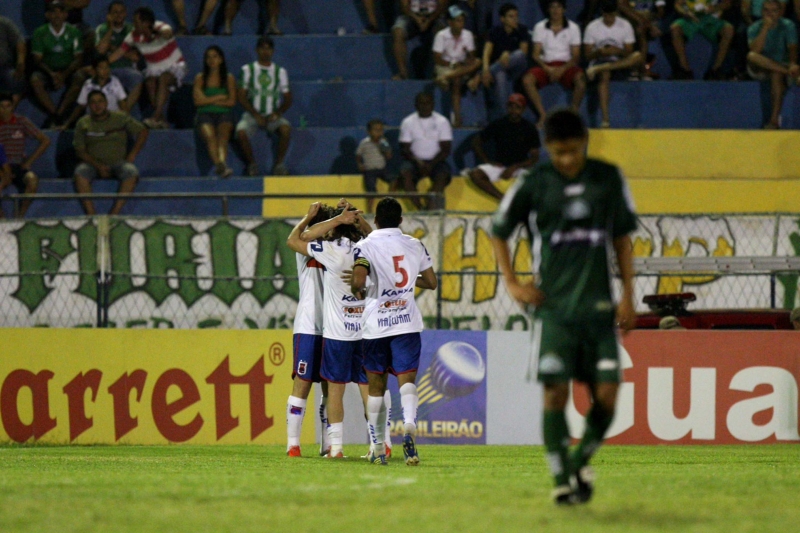 Jogadores comemoram um dos gols do Paraná no Ceará: vitória contundente e G4 garantido | Miséria.com/ Futura Press/ Folhapress