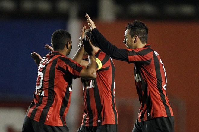 Atleticanos comemoram o gol marcado por Marco Antônio | 