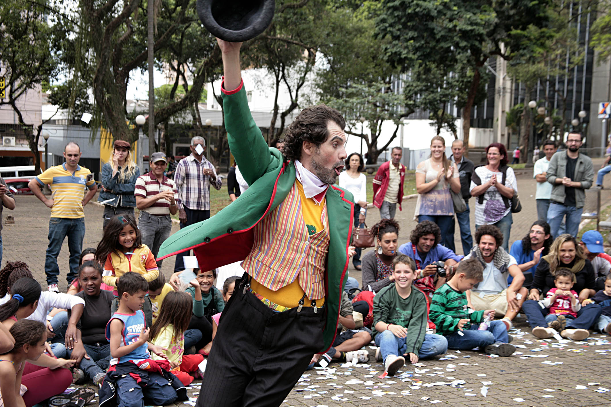 Tem Palhaço na Praça fez a tradicional passagem do festival pelas ruas | Milton Dória/Divulgação