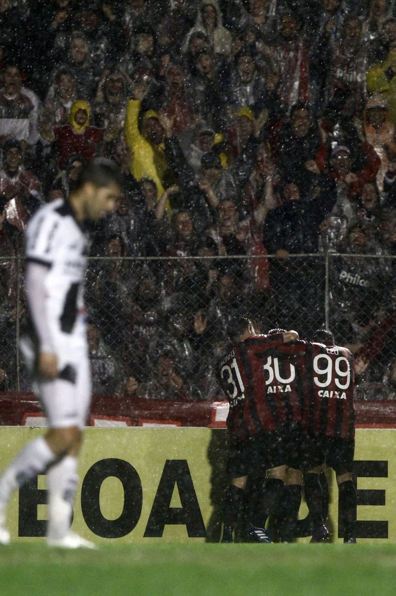 Sob muita chuva, jogadores comemoram gol de Paulo Baier, que garantiu vitória rubro-negra sobre a Ponte Preta | Hugo Harada/ Gazeta do Povo