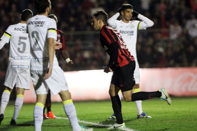 Marco Antônio comemora seu primeiro gol com a camisa do Atlético | 