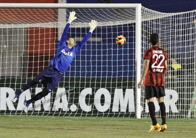 Cobrança de falta de Rafael Sóbis entra na gaveta de Weverton | 