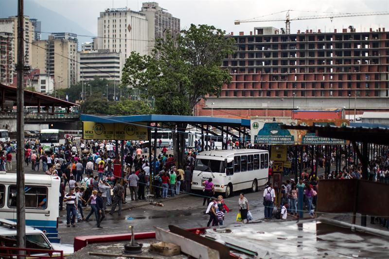 Com o apagão, população se reuniu nos terminais de ônibus de Caracas | EFE/MIGUEL GUTIÉRREZ