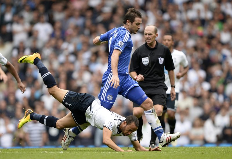 Andros Townsend e Frank Lampard disputam a bola no clássico entre Chelsea e Tottenham | Reuters