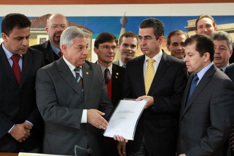 Roberto Gregório, diretor da Urbs, entrega relatório a Paulo Salamuni, presidente da Câmara | Cesar Brustolin/ SMCS