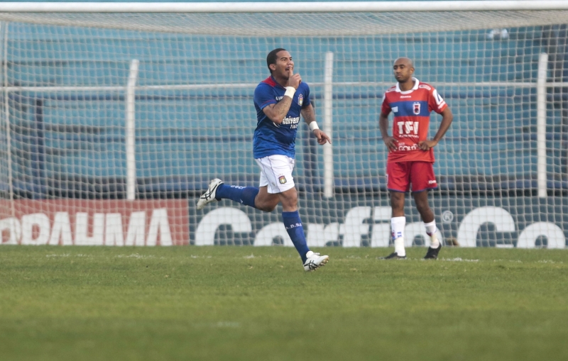 Jael comemora o segundo gol do Azulão para a tristeza de Paulinho: fim da invencibilidade | Miguel Schincariol/ Estadão Conteúdo