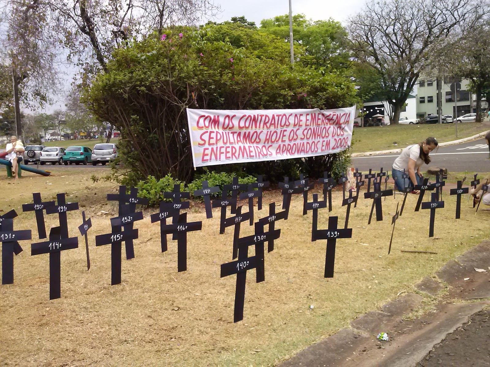 Com faixa e cruzes, eles disseram estar sepultando o sonho de servidores públicos | Fábio Silveira/Jornal de Londrina