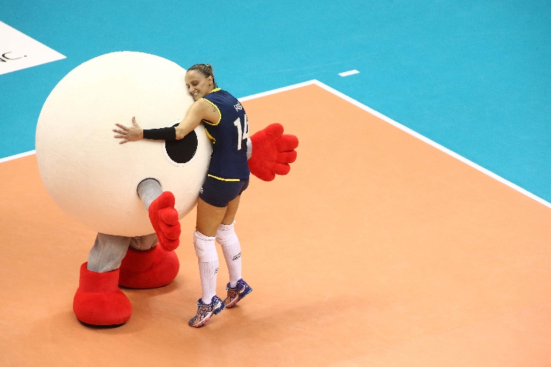 Fabi, eleita a melhor líbero do GP comemora o título com abraço no mascote do torneio | FIVB