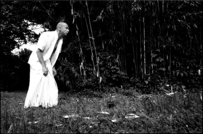 A performance Viagem a Izu apresentada em um jardim |