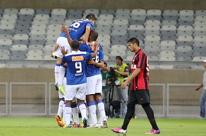 Volante Bruno Silva passa pela comemoração do gol de Nilton, do Cruzeiro, na derrota do Atlético em Belo Horizonte | Rodrigo Clemente / EMD.A Press