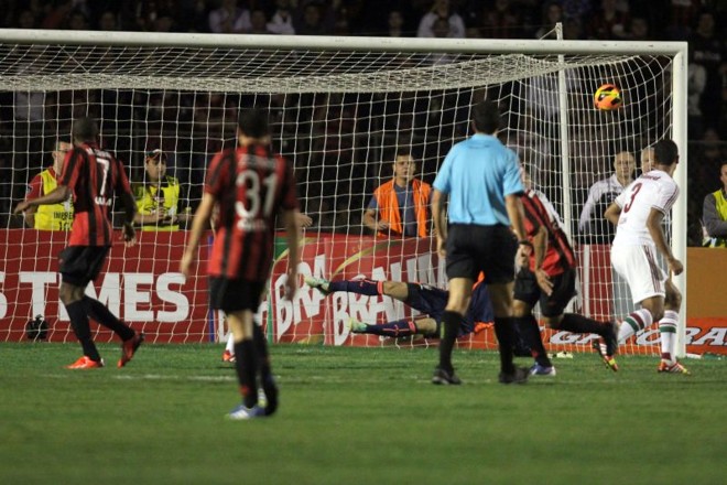 Bola chutada de primeira por Éderson vai para a rede do Fluminense | 