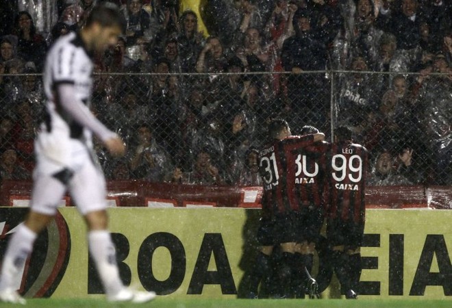 Jogadores atleticanos comemoram gol de Paulo Baier na Vila Capanema |