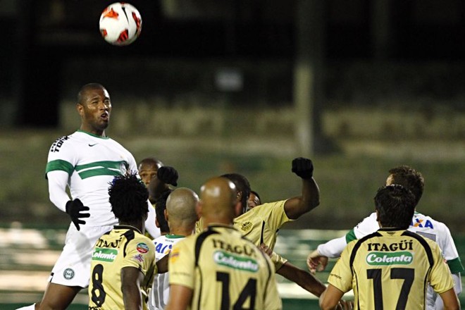 Bonfim sobe mais que os adversários em jogada aérea | 