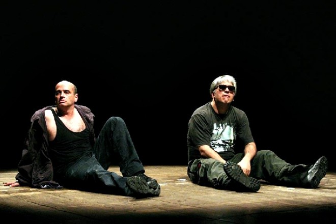 Nelson Peres e Bortolotto em cena da peça Medusa de Rayban |