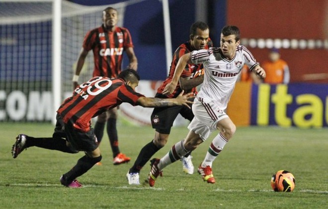 Wagner, meia do Fluminense, escapa da marcação dos atleticanos Léo (99) e Bruno Silva | 