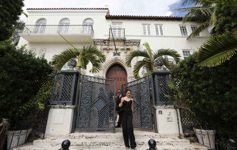 A fachada da mansão do estilista assassinado Gianni Versace, que foi leiloada na terça-feira | Joe Skipper / REUTERS