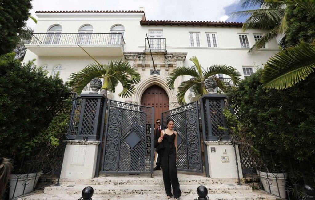 A fachada da mansão do estilista assassinado Gianni Versace, que foi leiloada na terça-feira