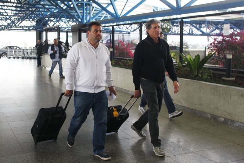 O interino Marcelo Serrano (esquerda), que comandará o Coritiba no Recife, ao lado do preparador de goleiros Carlos Pracidelli | Felipe Rosa / Tribuna do Paraná