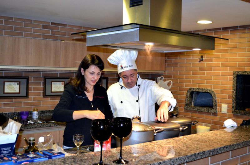 Moradores do edifício Alfredo Andersen se encontram regularmen-te no espaço gourmet: amizades se fortale-cem na convivência | Divulgação