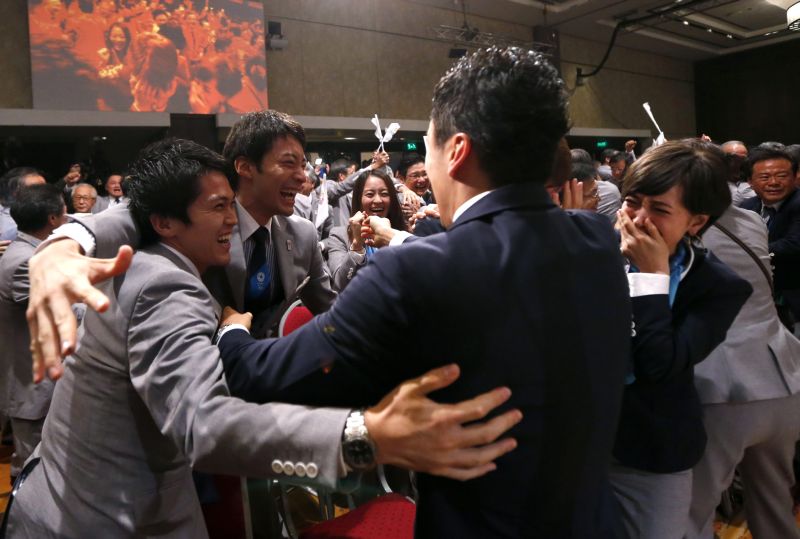 Membros da delegação japonesa fazem a festa em Buenos Aires após anúncio de Tóquio como sede da Olimpíada de 2020 | Marcos Brindicci / Reuters