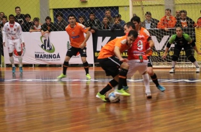 Nos últimos minutos do jogo, Maringá usou o goleiro linha e por pouco não conseguiu empatar |