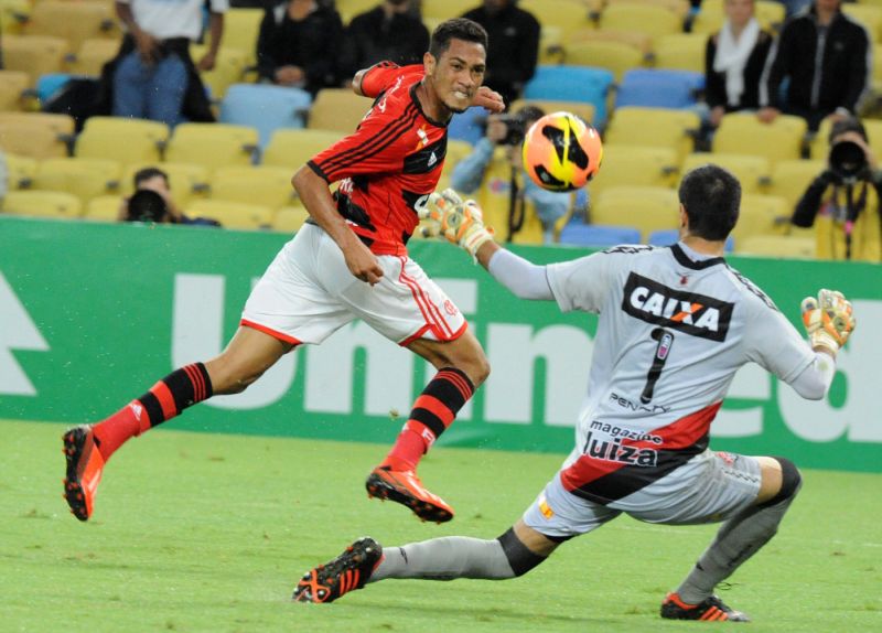 Hernane toca na saída de Wilson para marcar o primeiro gol do Flamengo sobre o Vitória no Maracanã | Alexandre Vidal / Fla Imagem