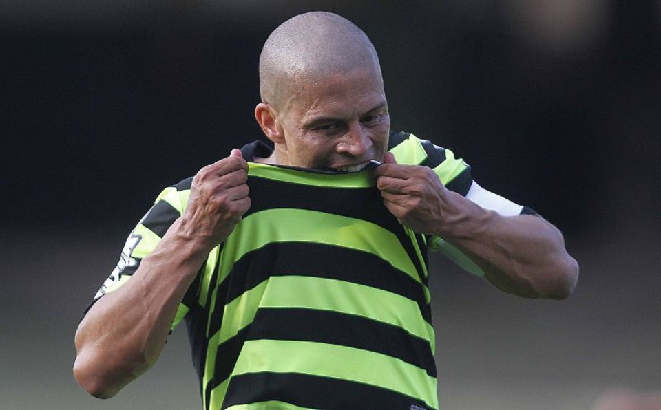 Em momento de festa, Alex morde a camisa do Coritiba ao liderar o time na vitória tranquila sobre o São Paulo | Jonathan Campos/Gazeta do Povo