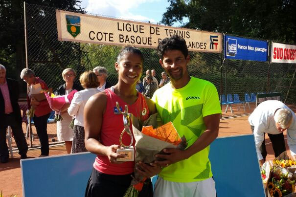 Teliana Pereira exibe o terceiro prêmio conquistado na França neste ano | Divulgação