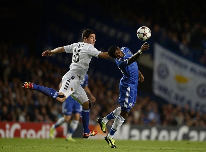 Etoo disputa bola com Marco van Grinkel no jogo entre Chelsea e Basel | 
